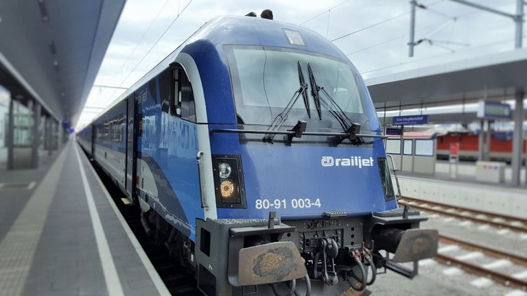 A Railjet train operated by CD has arrived from Praha / Pague